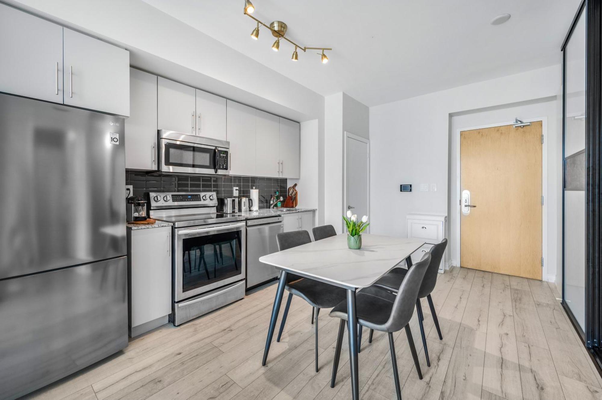 Luxury Downtown Toronto 2 Bedroom Suite With City And Lake Views And Free Parking Экстерьер фото